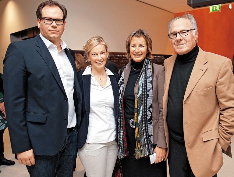 Geschäftsführer Markus Raith (Russmedia) mit Elfi und Landtagspräsidentin Gabriele Nussbaumer mit Harald Zraunig (v. l.).