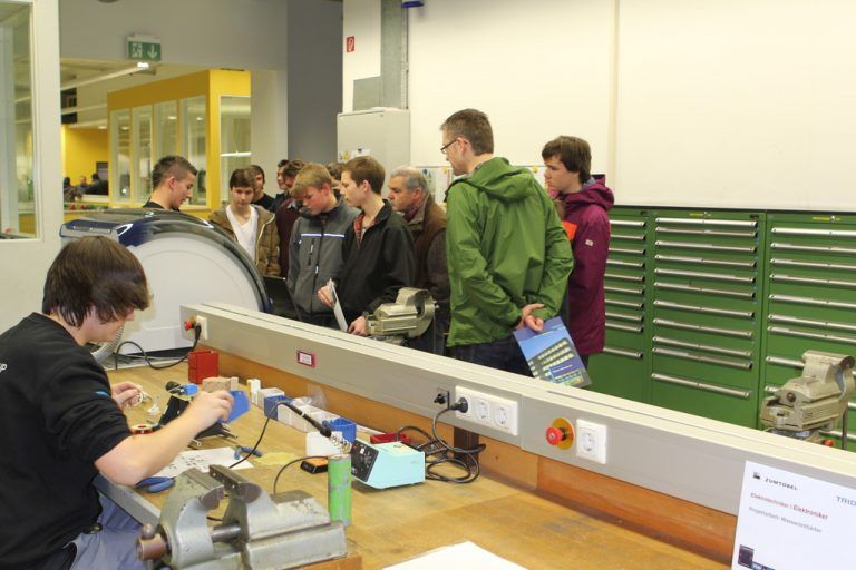 Gestern war Praxistag in der Zumtobel-Lehrwerkstätte. Ab Jänner machen hier zwei Jugendliche ein Praktikum. Foto: Zumtobel