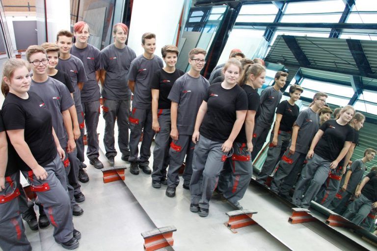 glas marte: Fünf neue Lehrlinge starten ihre Ausbildung beim größten Glaserausbildungsbetrieb für Glasbautechnik in Westösterreich. Ausgebildet wird in Glasbautechnik/Glasbau, Flachglasveredelung und -bearbeitung sowie Glasgestaltung.