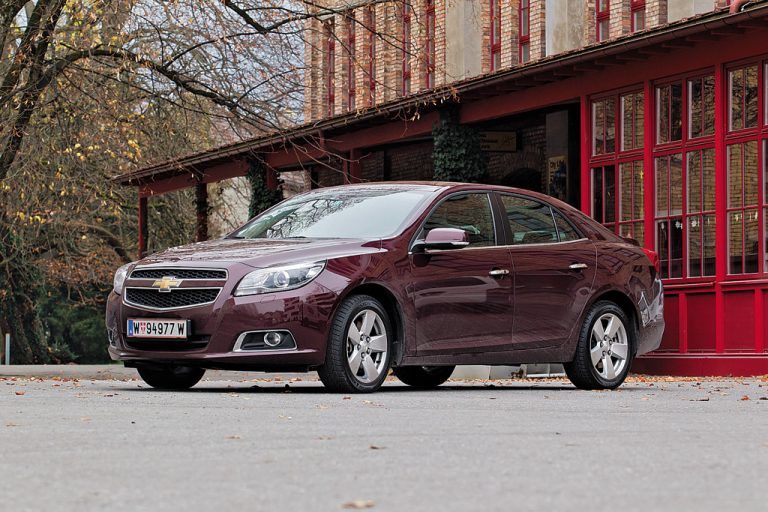 Gleichsam stolz prangt das Chevrolet-Bowtie-Logo am Kühlergrill der schnittigen Limousine. Fotos: vn/steurer