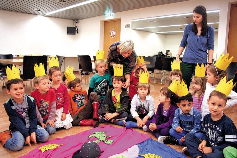 Götzner Kindergarten zu Besuch bei den Bibliothekarinnen aus Altach.
