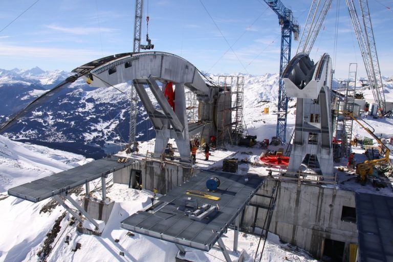 Großbaustelle in einem der berühmtesten Skigebiete der Welt: Pendelseilbahn vom Dorener Unternehmen Ludwig Steurer.  Foto: Steurer  