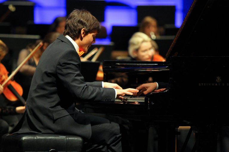 Große Kunst am Klavier: Aaron Pilsan.