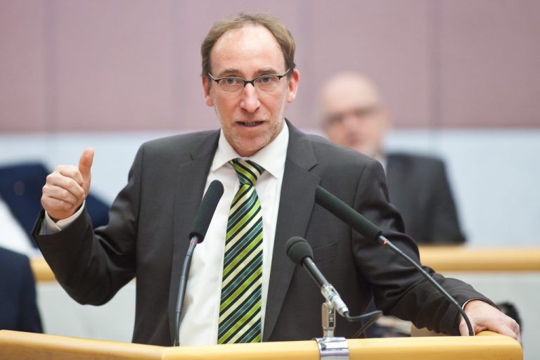 In Kärnten war es fulminant, ich freue mich sehr für den Rolf Holub. Er hat unglaublich hartnäckig aufgedeckt und wurde dafür belohnt. Er war es, der Schluss mit dem FPK-Spuk gemacht hat. In Niederösterreich ist ein Prozent plus in Ordnung, angesichts des Pröll’schen Materialeinsatzes. Stronach wird im Nationalrat sein. Johannes Rauch, Grüne