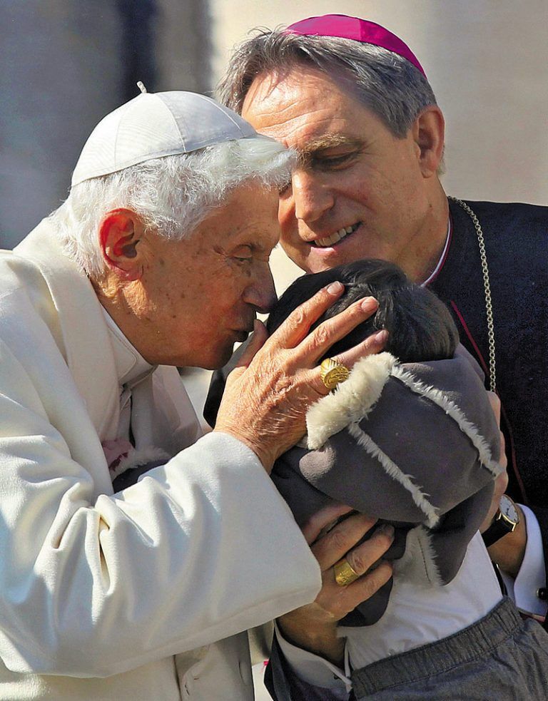 Grüßte Kinder persönlich: Papst Benedikt XVI. Foto: RTS