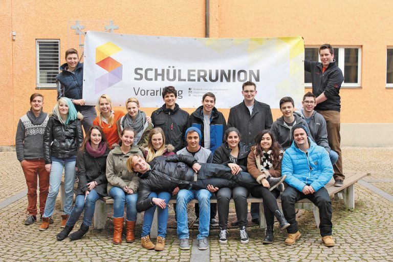 Gruppenfoto aller Teilnehmer an einem Aktionstag mit zwei Seminargruppen: Leadership (Wie führe ich eine Gruppe?) und Motivation (Wie kann ich mich selbst und andere motivieren?). Fotos: Schülerunion Vorarlberg