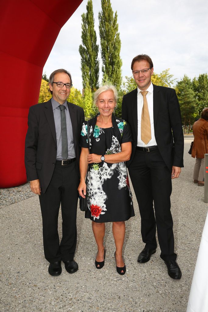Günter Wohlgenannt (l.) mit Rosalinde Fetz sowie Verlagsleiter Gerhard Bertsch.