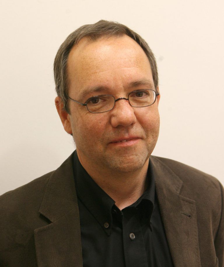 Günther Wohlgenannt, 55 Jahre, Buchhandel. Wir merken, dass deutlich mehr Kinder und Jugendliche hier sind als letztes Jahr. Drinnen an der Kassa ist die Hölle los. Wunderbar, wie die Kinder mit Begeisterung Bücher aussuchen.