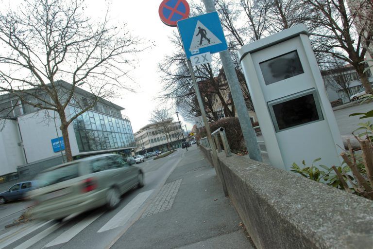 Tempolimits und Rotlicht sind bei tschetschenischen Hochzeiten Tabu­themen.  Symbolfoto: VN/Hartinger