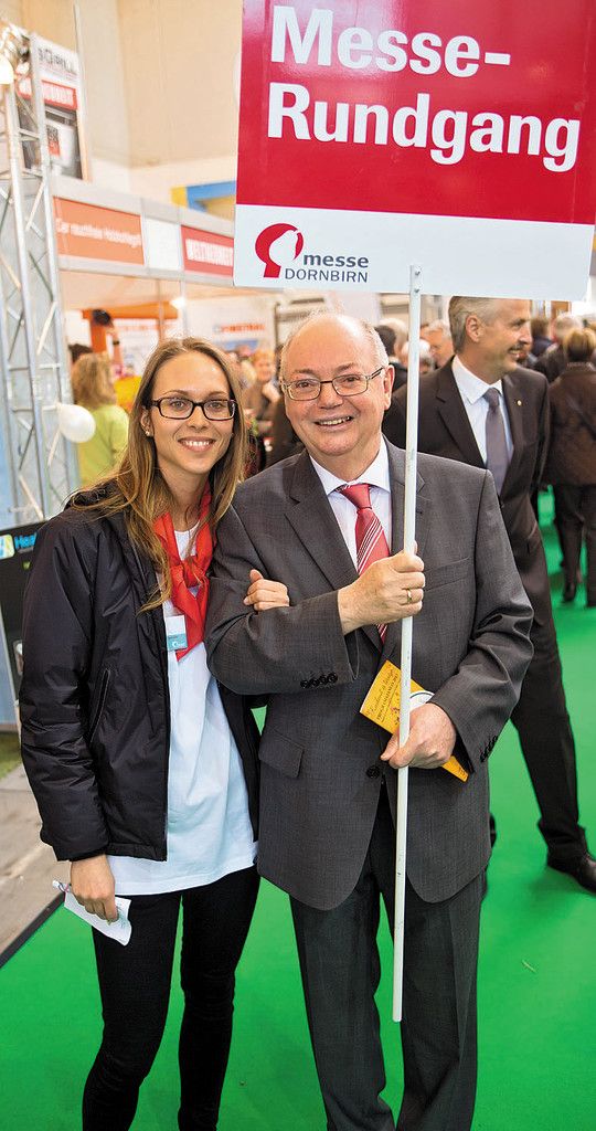 Halle 10. Wolfgang Rümmele übernahm auf seinem letzten Messe-Rundgang als Bürgermeister die Führung.