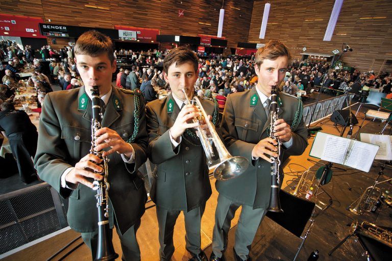 Halle 13. Fabian, Mathias und Lukas von der Militärmusik Vorarlberg sorgten mit ihren Kameraden im voll besetzten Wirtschaftszelt für gute Stimmung.