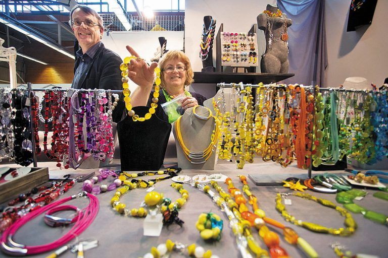 Halle 2. Mit ihrem Schmuck lässt Dorit Frauenherzen höher schlagen.
