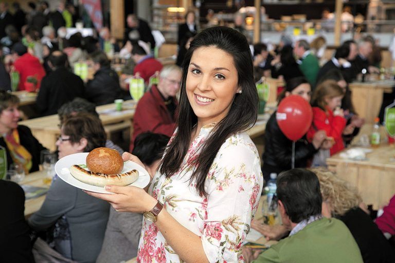 Halle 4. Eine Stärkung darf natürlich nicht fehlen: Für VN-Abonnenten gibt es die Ländle-Kalbsbratwurst um 2,70 Euro.