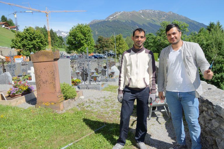 Hamed Cheghackor und Mohanad Hussin haben während ihres Asylverfahrens in Bartholomäberg mitgeholfen.Caritas