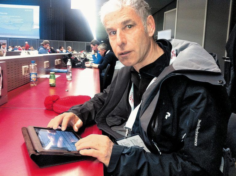 Hannes Rinderer in Schladming bei der Büroarbeit – er positioniert bei der WM die Werbeträger. Foto: ko