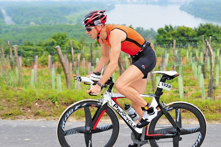 Harald Steger hat in der Vorbereitung für den Extrem-Triathlon „Swissman“ 3000 Rad-, 2000 Lauf- und 180 Schwimmkilometer sowie 50.000 Höhenmeter absolviert. Foto: Privat