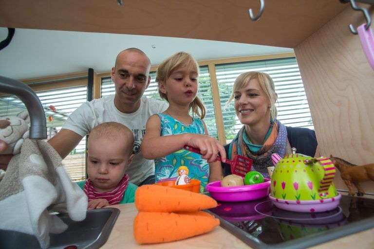 Harry Dürr mit Partnerin Andrea und den Töchtern Madlen (vorne) und Mara. „Ein liebenswerter Mensch.“