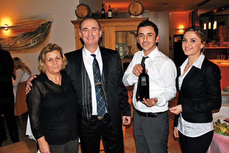 Hatten Grund zum Feiern: Fikirie und „Paolo“ Bllaca (l.) mit Antonio und Daisy Bllaca. FOTOS: s. Halder