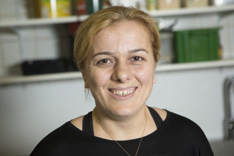 Hediye Yildirim,KüchenhilfeDas besondere ist das tolle Arbeitsklima, das wir hier haben. Wir sind wie eine große Familie, deshalb bin ich auch schon seit mittlerweile fast vier Jahren hier.