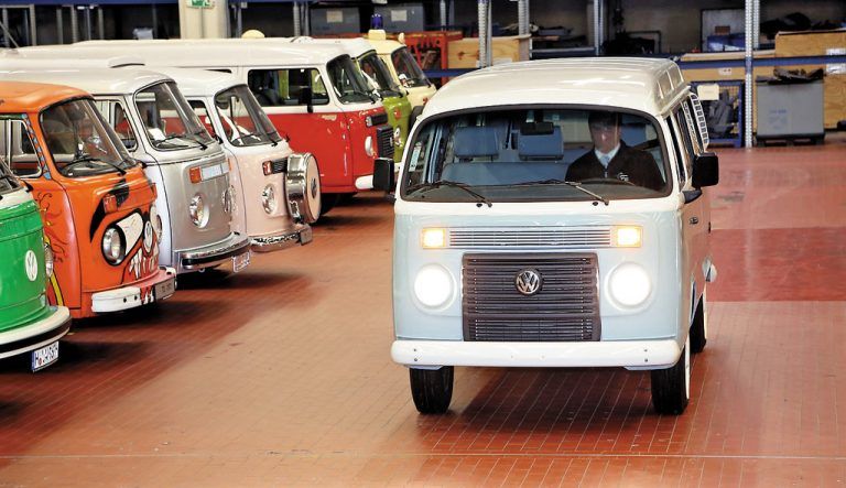 Heimkehr – der letzte T2, der als Sondermodell in Brasilien vom Band lief, fährt in die Garage des VW-Nutzfahrzeug-Werks Hannover. Foto: werk