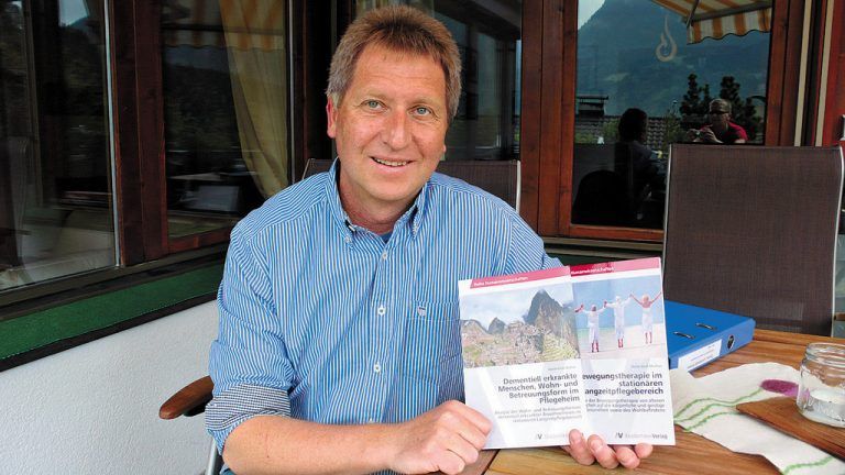 Heimleiter und jetzt auch noch Fachbuchautor: Dieter Muther beschäftigt sich in Theorie und Praxis mit der Seniorenbetreuung. Foto: MM