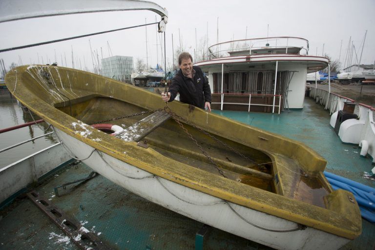 Heinrich Panhofer an Deck des MS Österreich: Nur die Möwen hinterlassen hier noch Spuren. Fotos: VN/Hartinger