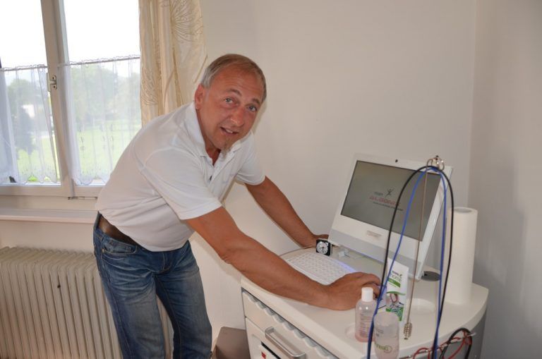 Helmut Elmenreich behandelt seine Klienten mit viel Wissen und Hightech-Apparaten. Foto : VN/Scalet
