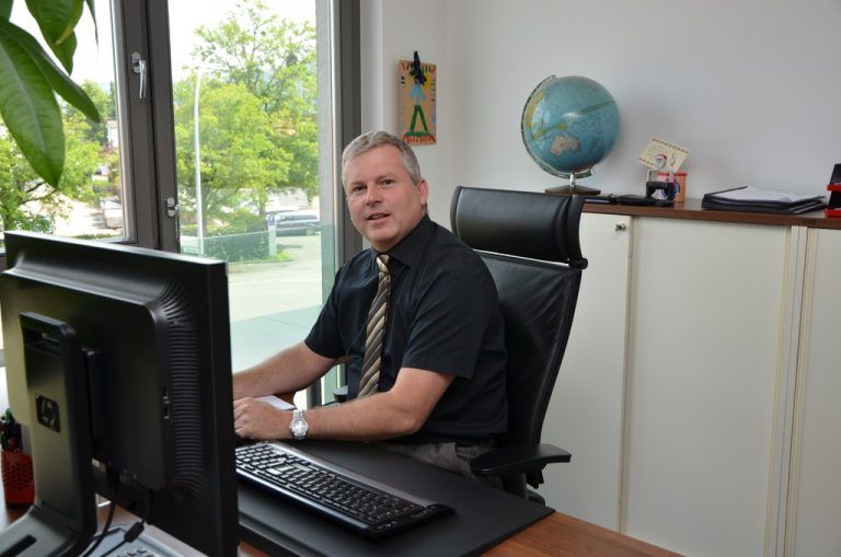 Helmut Sepp sucht für seine Kunden die „richtigen“ Fach- und Führungskräfte. Fotos: VN/Scalet