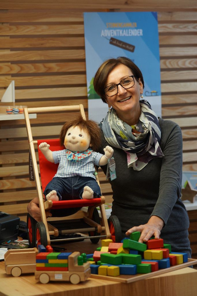 Hemma Greußing verkauft in ihrem Verkaufsladen in Bizau auch Puppenwagen.