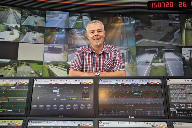Hermann Wackerle ist als Verkehrsmanager der ASFINAG für das hochrangige Straßennetz zwischen Hörbranz und Kufstein verantwortlich. In Hohenems laufen die Bilder der 300 Kameras zusammen. Foto: VN/Steurer