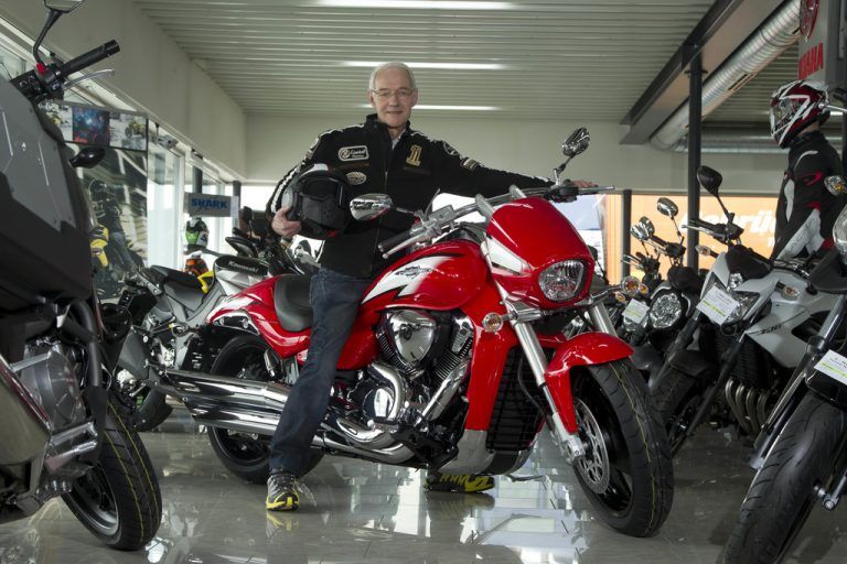 Hier fährt der Chef: Reinhard Loitz hat den riesenhaften Cruiser geübt im Griff. Aber der Motorradhändler aus Lauterach fährt auch schon ein geraumes Weilchen. Foto: VN/Paulitsch