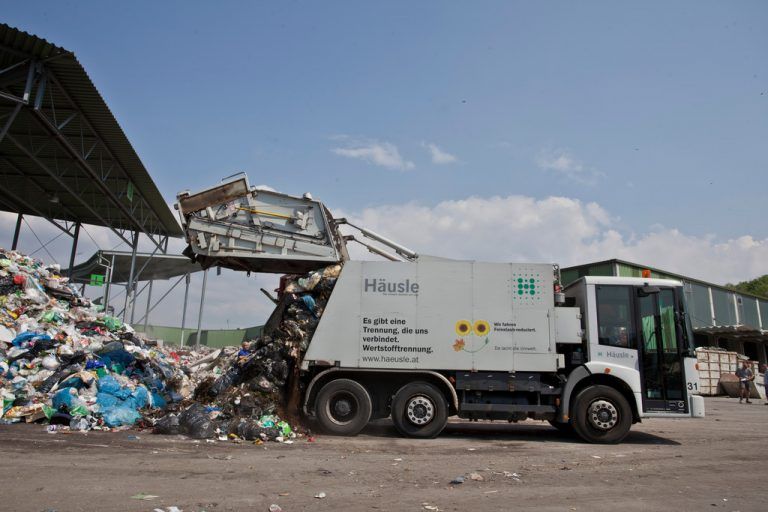 Hier wird kein Müll entsorgt – der Häusle-Transporter bringt wertvolle Rohstoffe, die wiederaufbereitet werden. Foto: VN/Hartinger