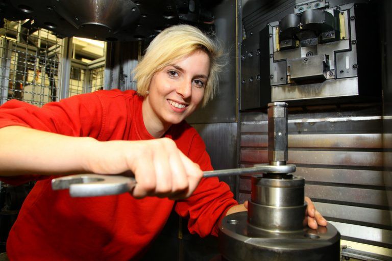 Hilti Thüringen ist einer der größten Lehrlingsausbildner des Landes mit 77 Lehrlingen. Im Bild Toplehrling Lea Metzler. Foto: VN/Hofmeister