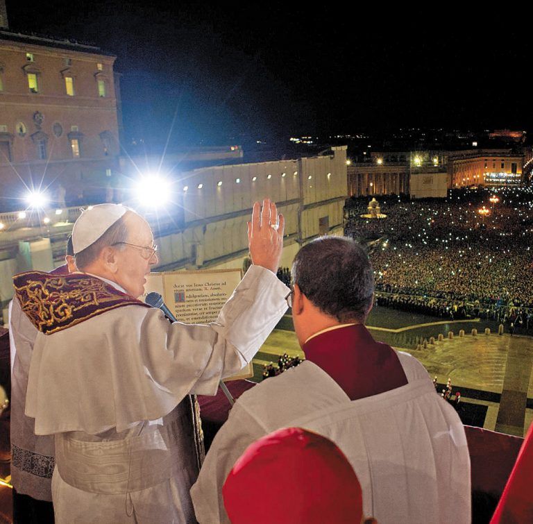 Historische Minuten kurz nach 20 Uhr: Als Erstes betet Franziskus I. für seinen Vorgänger Benedikt XVI., dann bittet er die Menschen um ihren Segen, bevor er sie segnet. Sein Pontifikat beginnt mit einer großen Geste. Fotos: AP, EPA