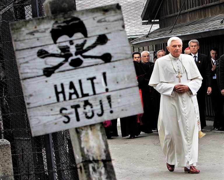 Historischer Besuch: Der Papst aus Deutschland im ehemaligen Konzentrationslager Auschwitz (Polen). Foto: DPA