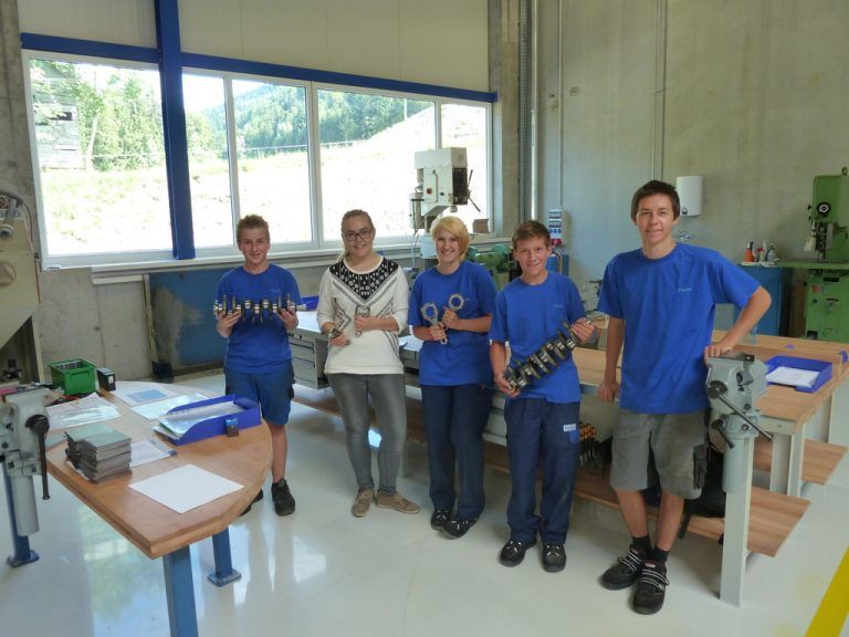 hoeckle: In der neuen Lehrwerkstatt in Langenegg starteten fünf Lehrlinge in den Bereichen Maschinenbautechnik, Zerspanungstechnik, Metallbearbeitung und Büro. Drei Lehrlinge werden in höheren Lehrjahren zu Zerspanungstechnikern ausgebildet.