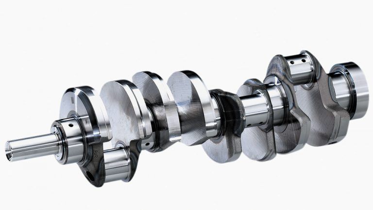 Hoeckle stellt zwei der Komponenten eines typischen Motors her: Die Kurbelwelle, die die Kolbenkräfte in ein Drehmoment umwandelt und dieses über die Kupplung an das Getriebe weiterleitet . . .