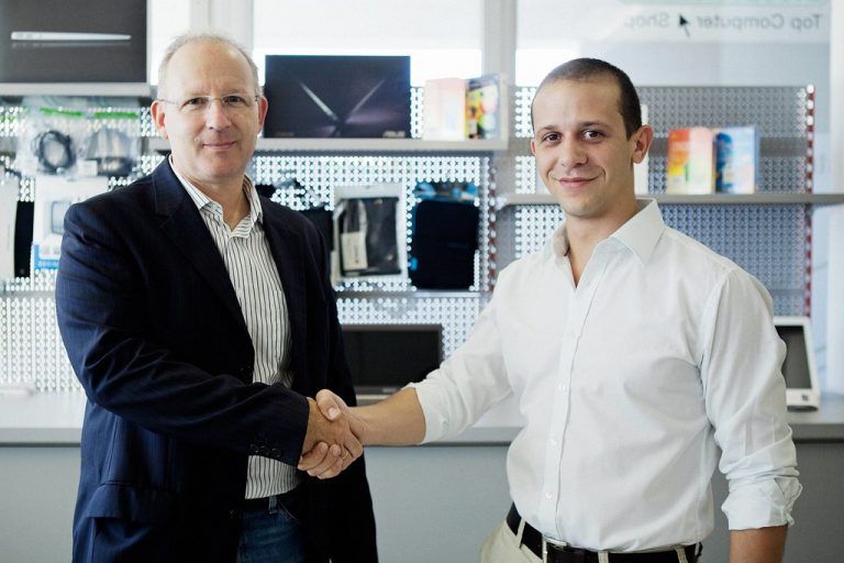 Hofften auf eine fruchtbare Zusammenarbeit: die beiden Geschäftsführer Walter Rhomberg (l.) und Patrick Lais. Foto: pzwei