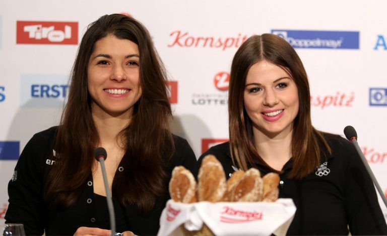 Hoppla Zwillinge? Selbst die Fotografen waren beim Medientermin von Maria Ramberger und Susanne Moll(rechts) ob der Ähnlichkeit der beiden Snowboardcrosserinnen erstaunt. Foto: gepa