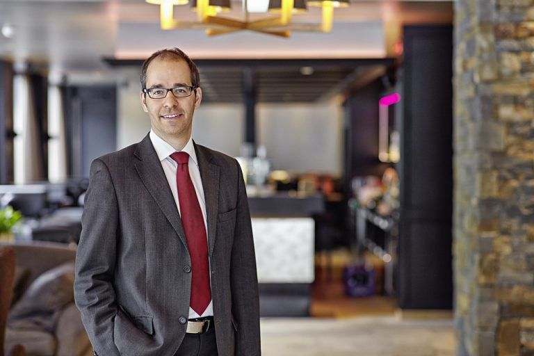 Hoteldirektor Markus Stemer vom Sporthotel Silvretta Montafon in der neuen Hotelbar. Foto: SSM