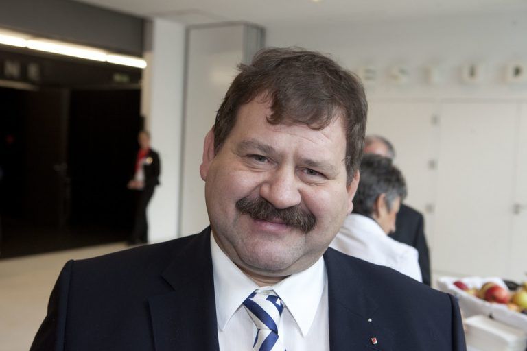 Hubert Kinz (FP): Ich bin gegen die Abschaffung des Landtags. Eine Übernahme zusätzlicher Kompetenzen der Länder in den Sachbereichen, die nahe beim Bürger geregelt werden sollten, ist geboten. Das sind für mich unter anderem Bildung, Pflegewesen, Gesundheit und Wohnrecht. Dazu ist zusätzliche Übertragung von Steuerkompetenz des Bundes an die Länder erforderlich. Eine Verringerung der Zahl der Abgeordneten sollte diskutiert werden. Dazu sind Verwaltungstrukturen zu straffen und die Anregungen des Rechnungshofes endlich um zusetzen.