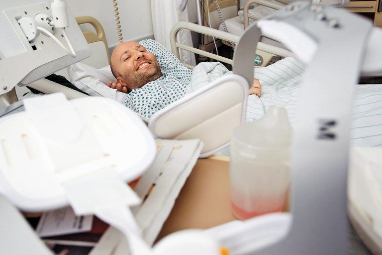 Ich habe mich bei einem selbst verschuldeten Sturz verletzt. Es hat mich auf zwei Hügeln ausgehoben, ich schlug einen doppelten Flickflack und blieb dann mit angerissenem Kreuzband und gebrochenem 12. Brustwirbel knapp vor einem Bach liegen. So gesehen hatte ich noch Glück. Die nächsten drei Monate werde ich nun ein Mieder tragen müssen, damit die Knochen wieder zusammenwachsen können. Aber mit dem Wintersport aufhören ist für mich kein Thema. Renè Häcki (38) aus Wallisellen in der Schweiz