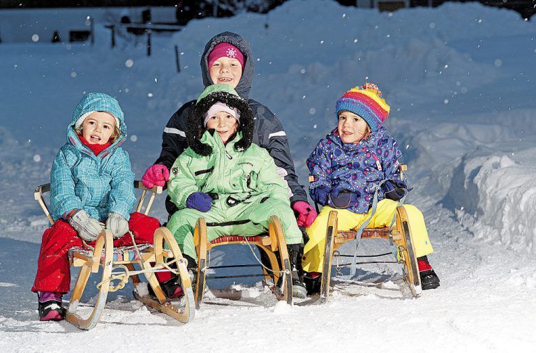 Ida, Chiara, Janine und Rosa nutzten den Schnee für eine Rodelpartie. Foto: Berchtold