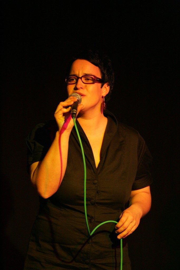 Frau mit starker Stimme