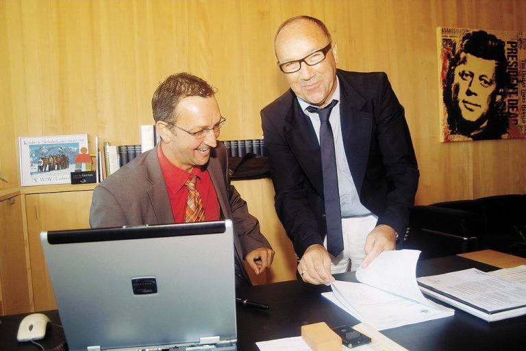 Im Bürgermeisterbüro hatte Ammann (r.), auf dem Bild mit seinem Nachfolger Dieter Lauermann 2008, ein Kennedy-Porträt hängen. Foto: VN