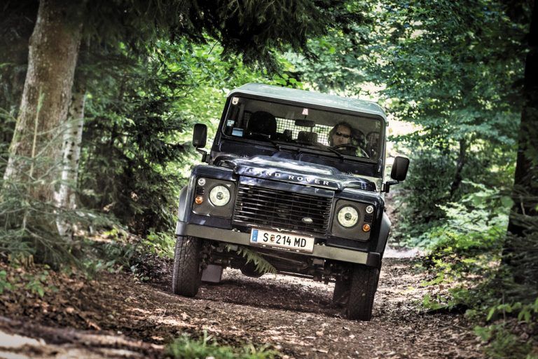 Im Gelände eine Klasse für sich: der Land Rover Defender ist als Kraxler längst eine Legende. Fotos: vn/Steurer