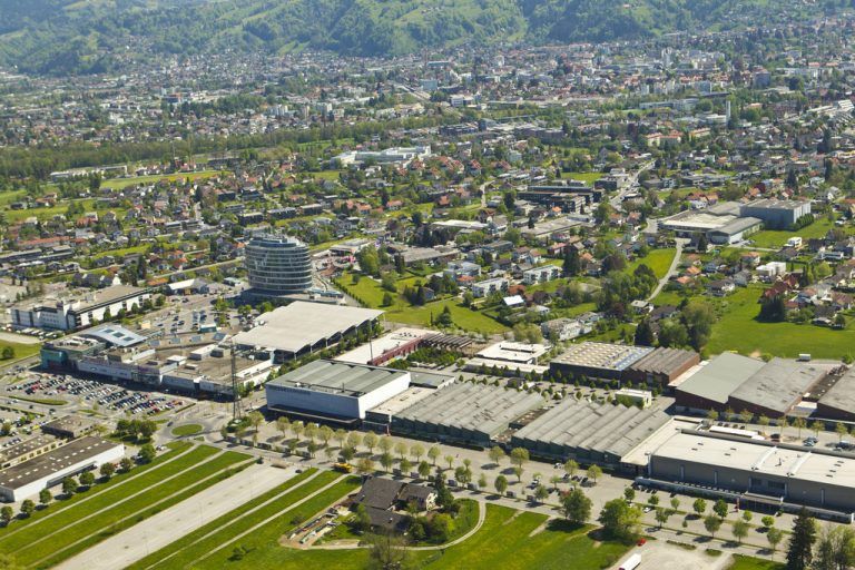Im Herzen des Rheintals: Das Messegelände in Dornbirn liegt im begehrtesten Gewerbegebiet Vorarlbergs. Jetzt wird in die neuen Hallen investiert. Foto: VN/Hartinger