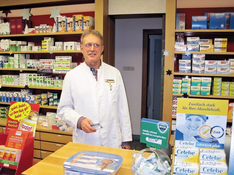 Im Krankheitsfalle: In der St.-Gebhard-Apotheke in Bregenz übernimmt Hans Peter Schmid den Dienst am Heiligen Abend. Foto: VN/Bösch