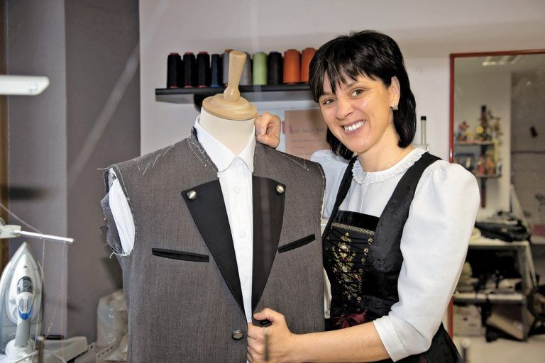Im Nähatelier von Petra Blank entstand der Prototyp für das Vorarlberger Trachtensakko. Foto: vN/Paulitsch