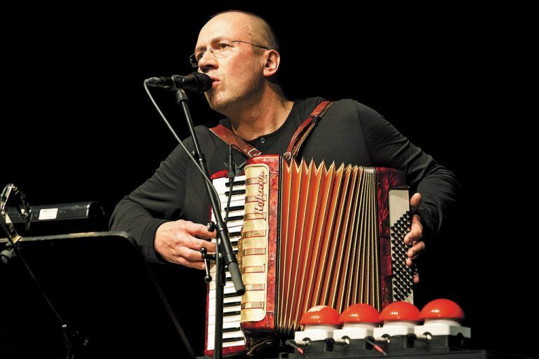 Im neuen Bühnenhörspiel „Ein Fall für GSI“ des Vorarlberger Volkstheaters ist Bernie Weber einer der drei Detektive, die die vertracktesten Fälle lösen. Foto: Dietmar Mathis